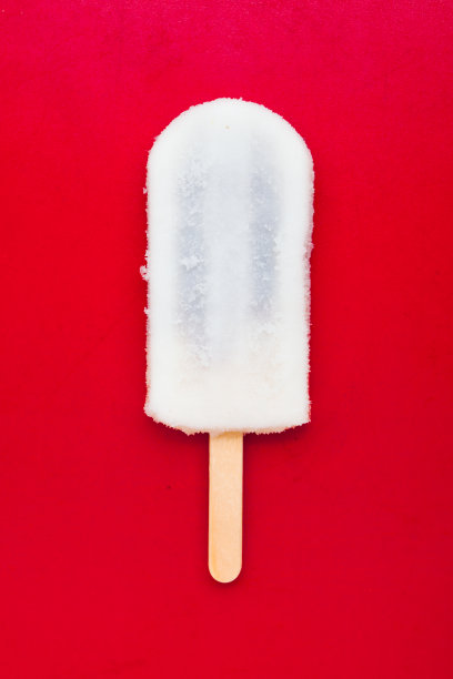 红色背景上孤立的冰棒图片下载