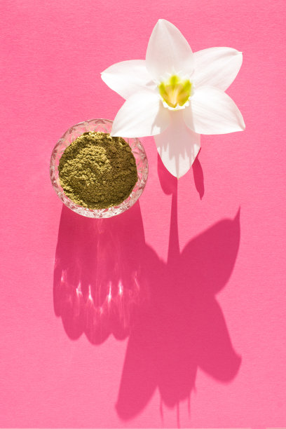 天然的指甲花粉和白色的花和阴影在粉红色的背景。女性美容的概念。垂直的照片。眉毛和头发染色图片下载