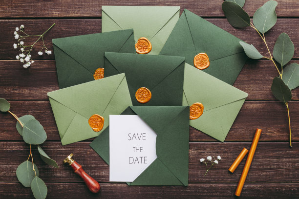 绿色时尚的信封与婚礼明信片上的木头图片下载
