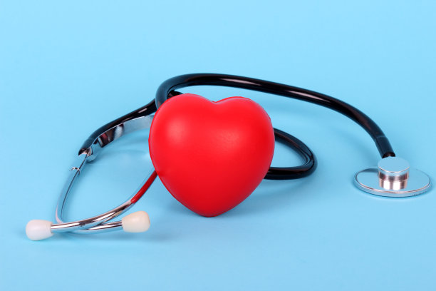 听诊器和心脏分离，蓝色背景图片下载