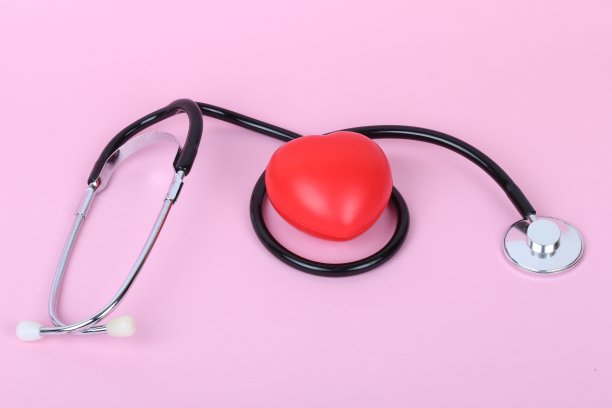 听诊器和心脏分离，粉红色背景图片下载