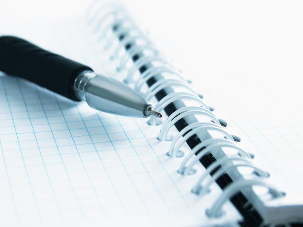 关闭了。圆珠笔在打开笔记本的背景上图片下载