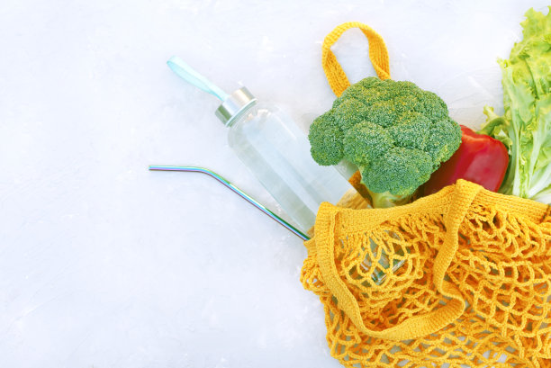 环保袋蔬菜一瓶水和一根生态吸管。图片下载