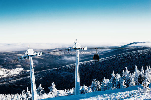 贡多拉在山上升起，滑雪胜地，白雪覆盖的圣诞树，冬天的风景图片下载
