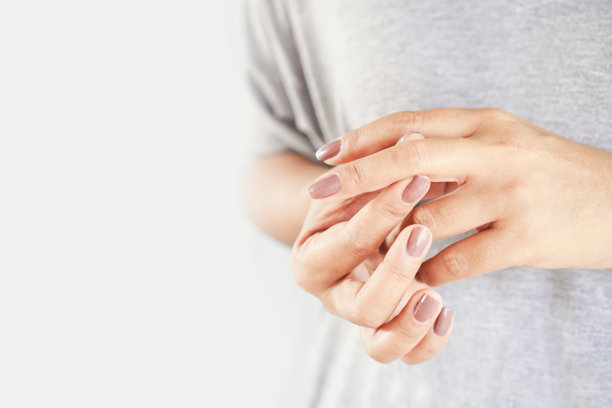 女人遭受手和手指疼痛的特写图片下载