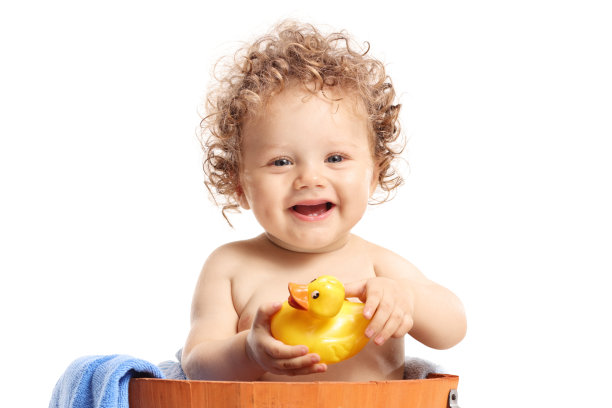 赤裸的小男孩脸上带着橡胶的微笑图片下载