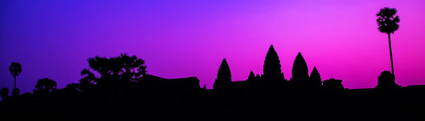 粉紫色的天空在清晨的吴哥寺正面剪影。柬埔寨暹粒吴哥窟的日出图片下载