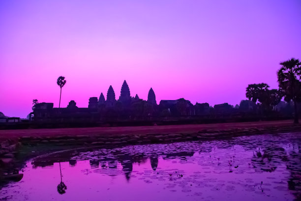 在吴哥窟寺庙的早晨，粉红色紫色的天空图片下载