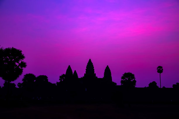 柬埔寨古庙吴哥窟的剪影图片下载