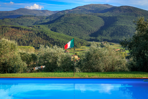 托斯卡纳景观与游泳池图片下载