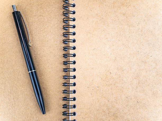 带圆珠笔的笔记本。图片下载