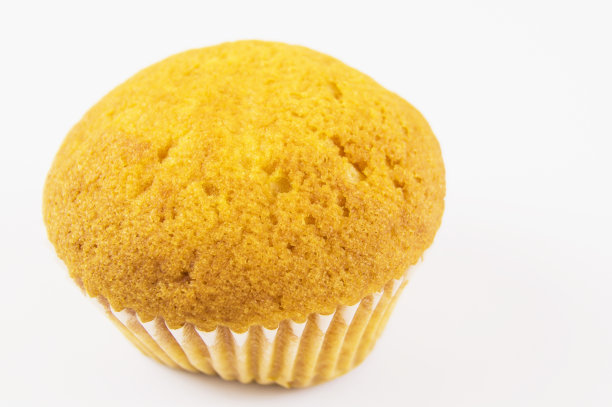 灯光背景下的大纸杯蛋糕图片下载