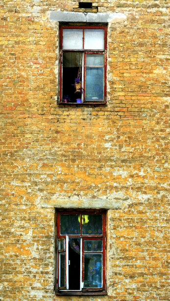 基辅砖墙上的两扇窗户。乌克兰的体系结构。图片下载