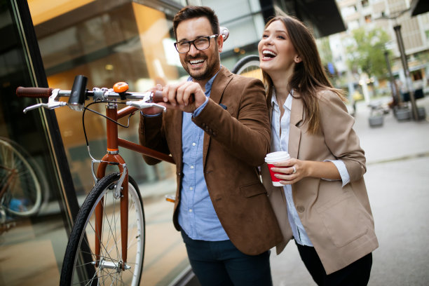 办公室女人与商业男人夫妇享受休息，同时聊天，在室外调情图片下载