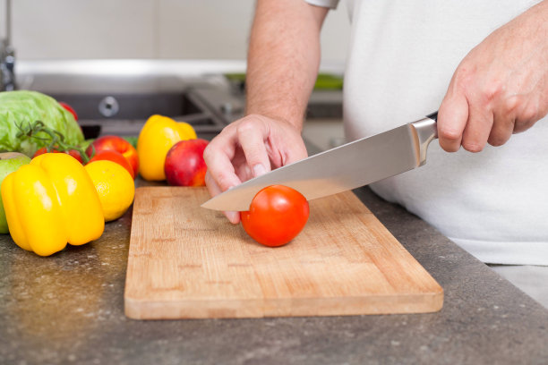 男人切蔬菜图片下载