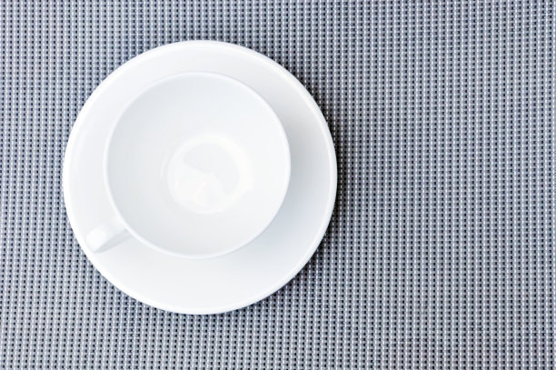 灰布桌上，白色茶杯和盘子，俯视图图片下载