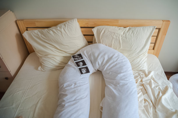 超声波图像的3D儿童特写。一张床上的超声波照片。孕妇枕头和复印空间。图片下载