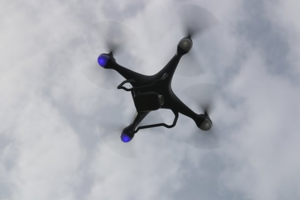 无人机在阴云密布的天空中飞行图片下载