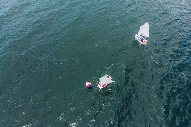 无人机照片上的年轻青少年在小帆船比赛在地中海翡翠海图片下载