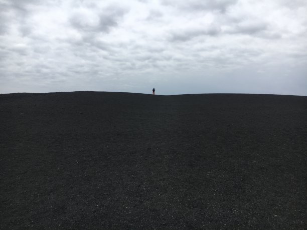 站在爱达荷州月球国家公园火山口的布莱克山上的人图片下载