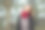 年轻浪漫的黑发女人在绿色朦胧的背景图片下载