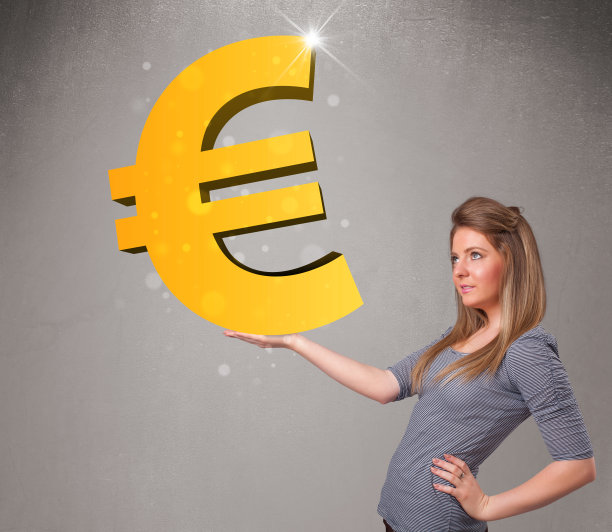美丽的女孩拿着一个巨大的3d黄金欧元标志图片下载