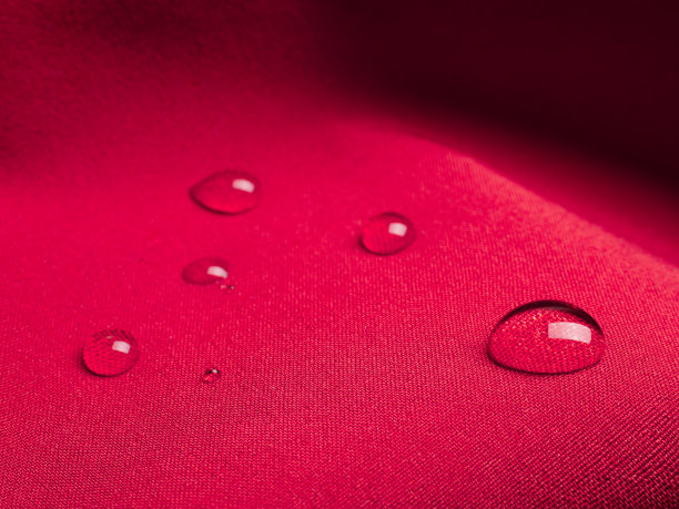 紫色防水织物与水滴特写图片下载