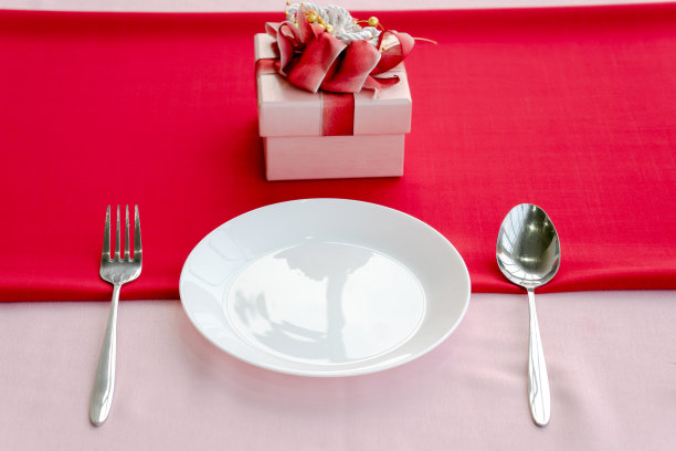 餐盘，叉子和勺子，礼品盒。图片下载