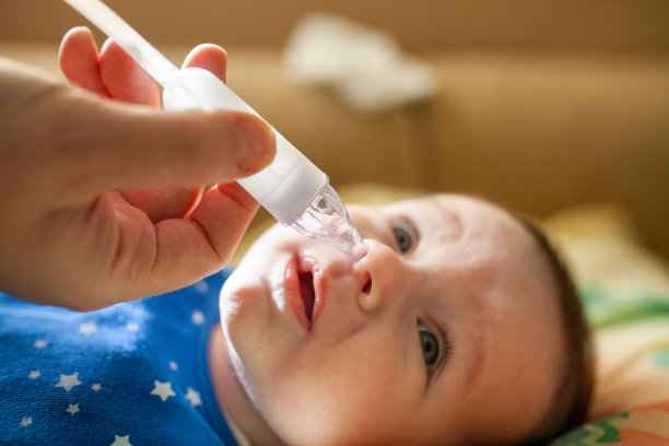 母亲用鼻吸器为她的儿子股票照片素材图片