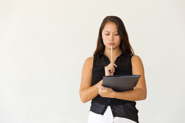 认真的女学生与文件夹和笔图片下载