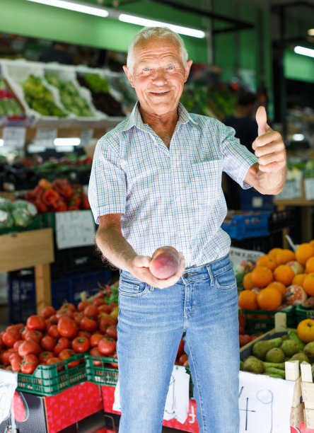 快乐的老人在蔬菜杂货店购物图片下载