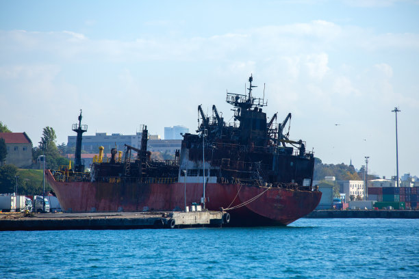 锈迹斑斑的油轮停泊在船坞图片下载