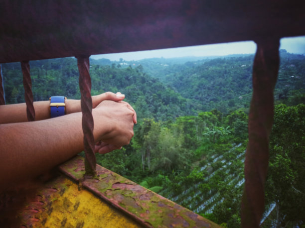 模糊的入狱背景和自由观念。图片下载