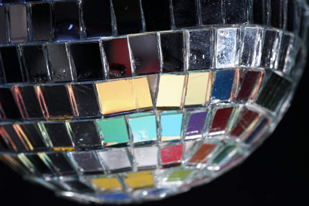 迪斯科球与彩色闪光箔拍摄在工作室图片下载