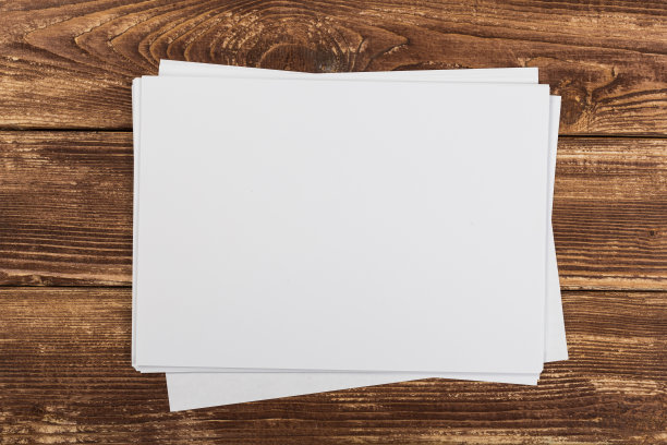 俯视图的现代办公桌办公场所与a4纸。品牌空白模板。照片空白表格。为作品集设计模拟。图片下载