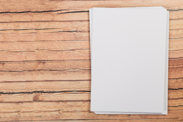 俯视图的现代办公桌办公场所与a4纸。品牌空白模板。照片空白表格。为作品集设计模拟。图片下载