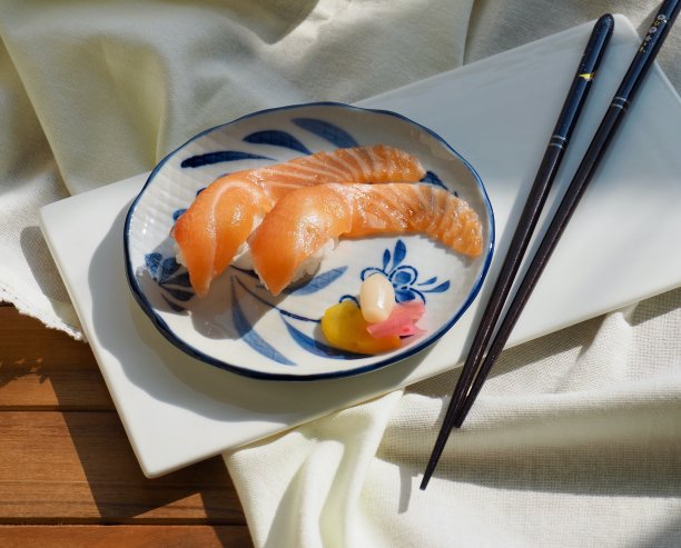 日本传统食物鲑鱼寿司图片下载