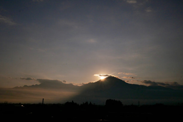 山峰上的黎明图片下载