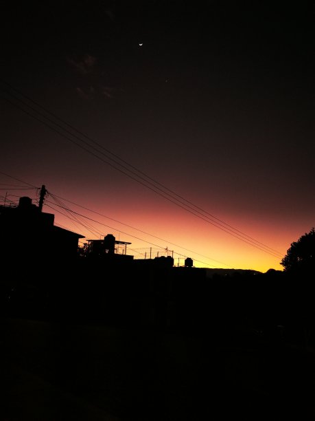 夕阳伴着月亮进入邻里图片下载