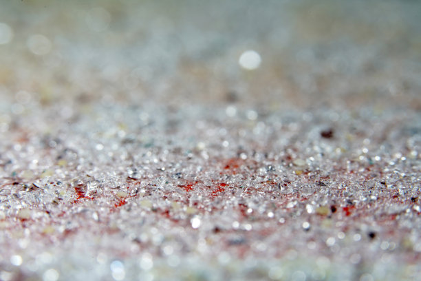 人造钻石躺在沙滩上，在摄影棚里用闪光灯拍摄图片下载