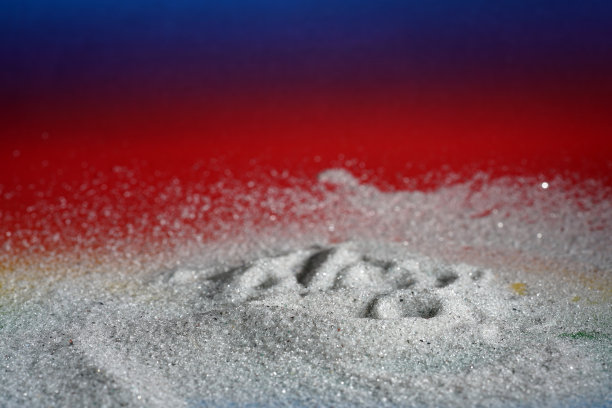 在闪光之前，用彩色箔在摄影棚拍摄的沙子图片下载