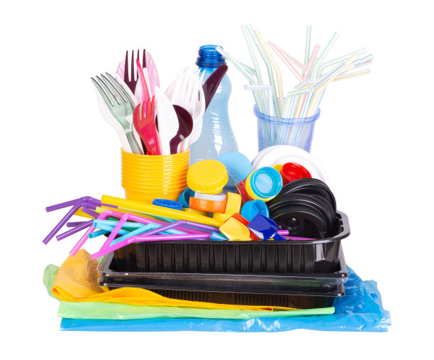 一次性的一次性塑料物品，如瓶子、杯子、叉子、勺子和吸管图片下载