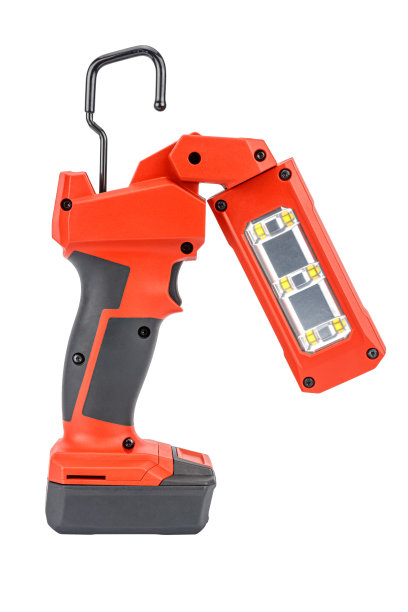 12V LED无绳任务灯的侧视图，具有灵活的头部和可伸缩的挂钩，用于免提照明，红色和黑色强化塑料外壳隔离在白色背景上。施工工具图片图片下载