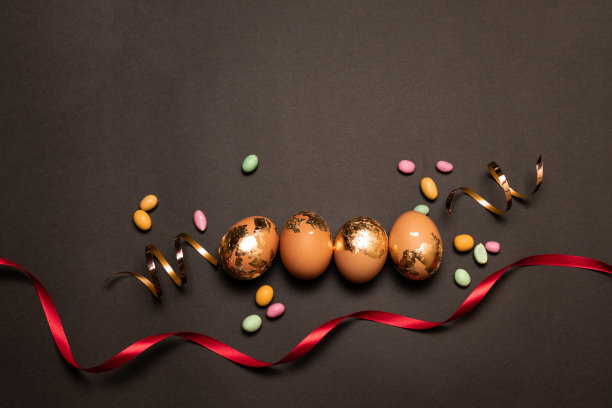 黑色背景上的金蛋。复活节快乐卡。复活节快乐卡图片下载