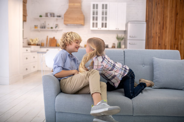 孩子们开心地笑着，互相挠痒痒图片下载