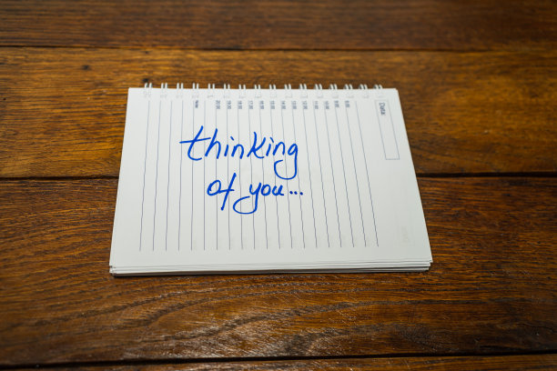 思念着你，在纸上写下爱的文字，可爱的留言。关于螺旋议程的文本。浪漫,爱的概念。情人节。图片下载