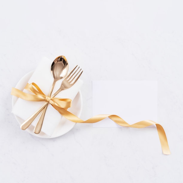 情人节餐的设计理念-浪漫的盘子盘设置在大理石白色的背景。图片下载