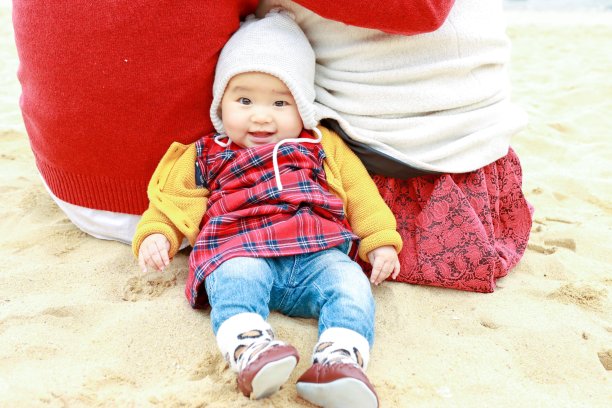 亚洲婴儿和她的家人的肖像图片下载