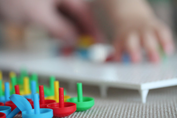 爸爸和宝宝玩蘑菇钉马赛克图片下载