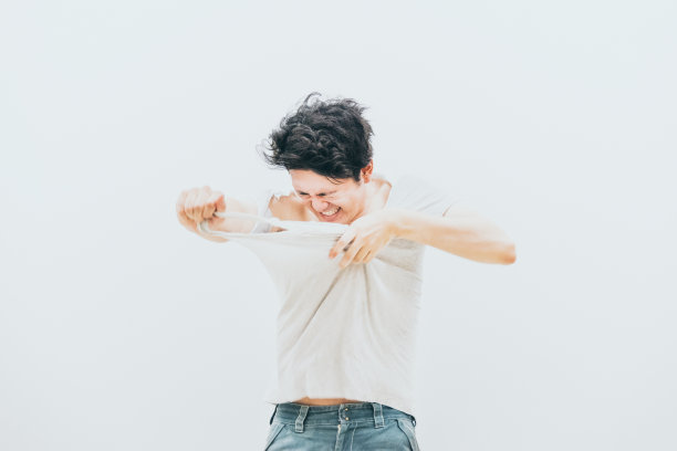 男人脱T恤（图像素材/概念）图片下载